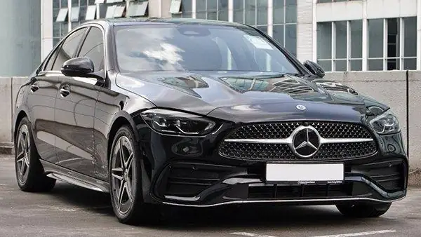 سيارة مرسيدس C-Class سوداء متوقفة في موقف خارجي