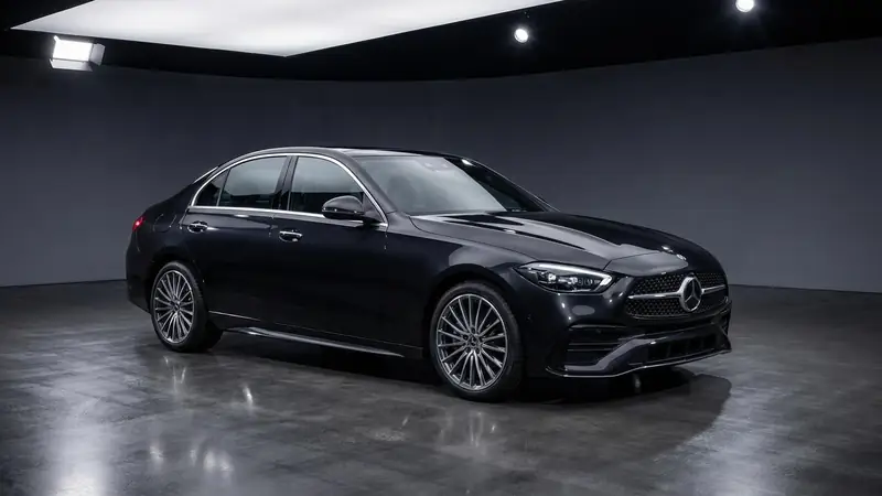 سيارة مرسيدس C-Class سوداء من الجيل W206 في استوديو