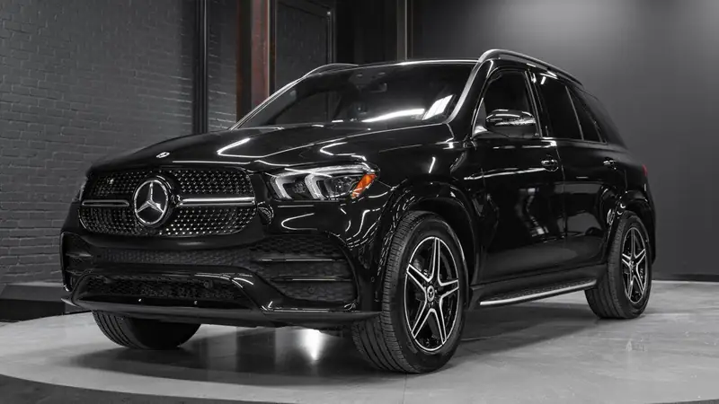سيارة مرسيدس GLE سوداء على منصة عرض داخلية