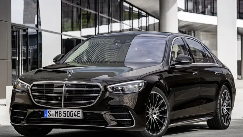 سيارة مرسيدس S-Class من الجيل W223 بلون داكن